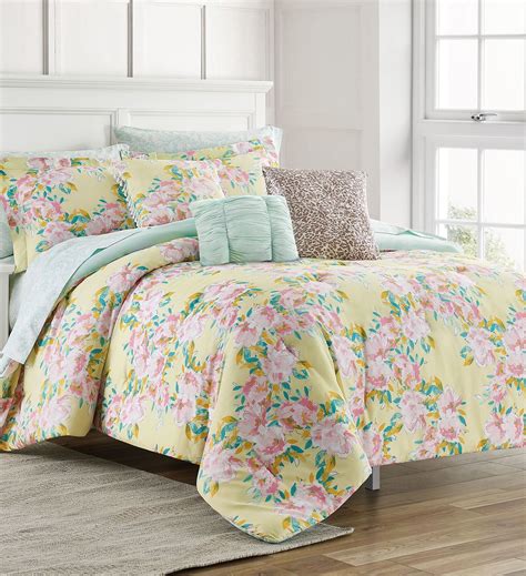 queen size floral comforter.